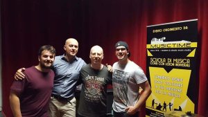 Foto di gruppo con il chitarrista fusion Oz Noy durante un evento organizzato dalla scuola Musictime a Milano