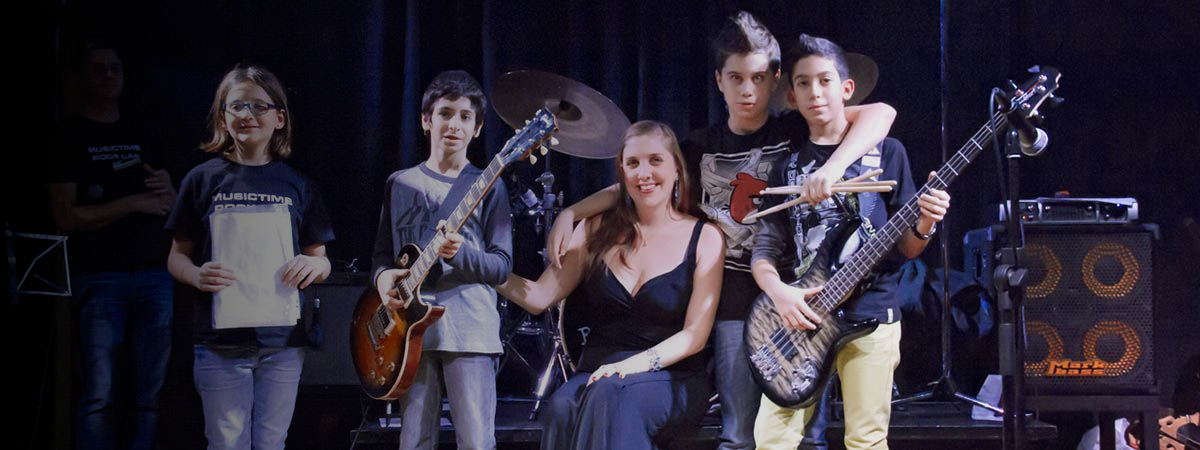 Gruppo di allievi del Rock Lab Musictime con la cantante newyorkese Yaala Ballin, ospite della scuola