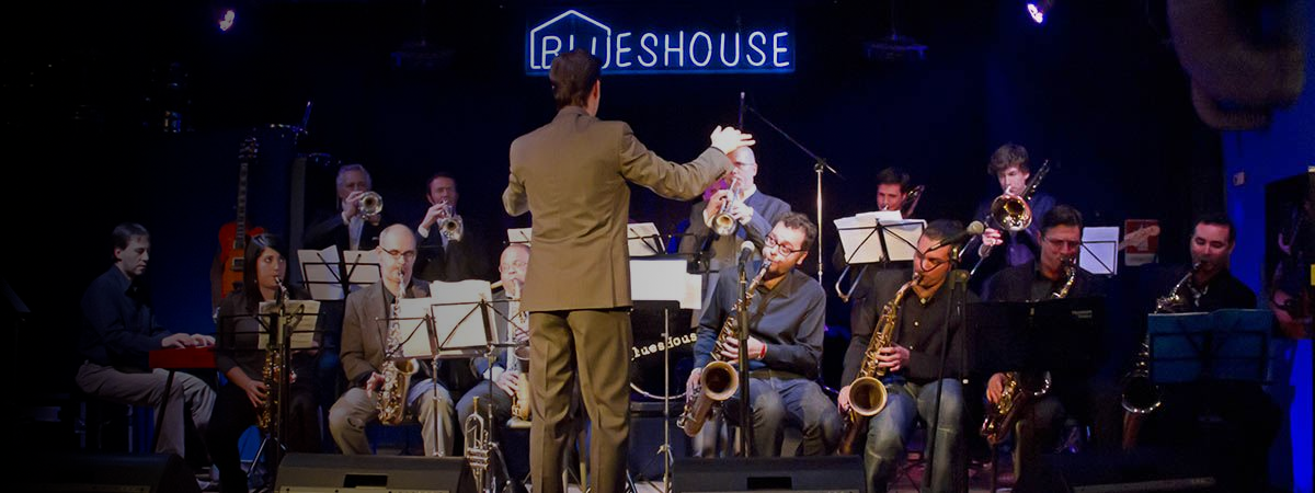 Allievi del Jazz Lab e della Big Band Musictime durante un concerto con sax, trombe, tromboni e sezione ritmica, diretti dal maestro
