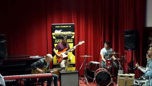 Foto di gruppo con il celebre chitarrista Oz Noy al termine di un seminario presso la scuola Musictime di Milano